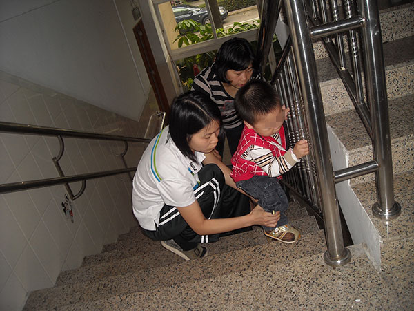 指导家长如何辅助孩子上楼梯.jpg